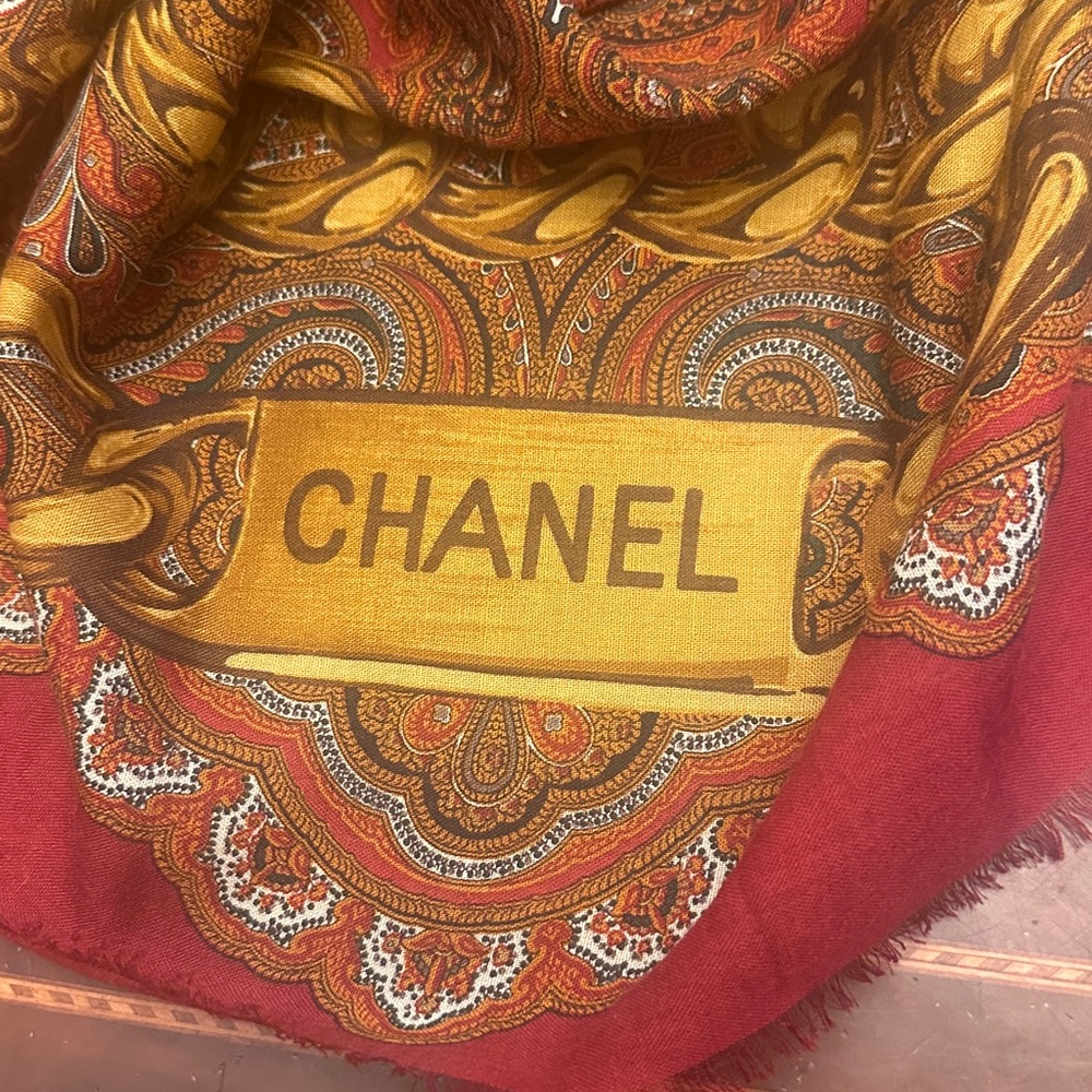 ✔️#81 Exceptionally beautiful Flawless Chanel Marama Shawl - Scarf 54” X 54” - Picture 8 of 9